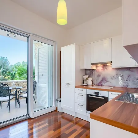 On With Pool And Jacuzzi Apartment *