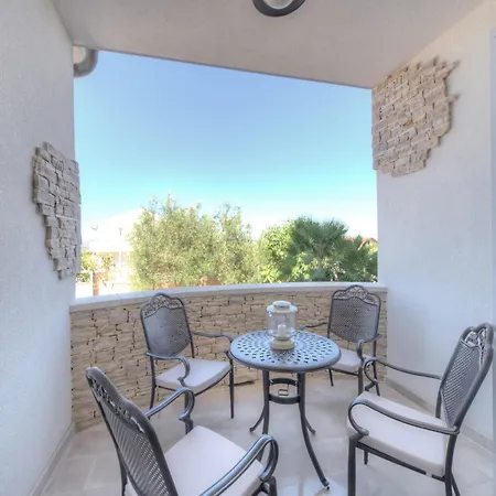 On With Pool And Jacuzzi Murter