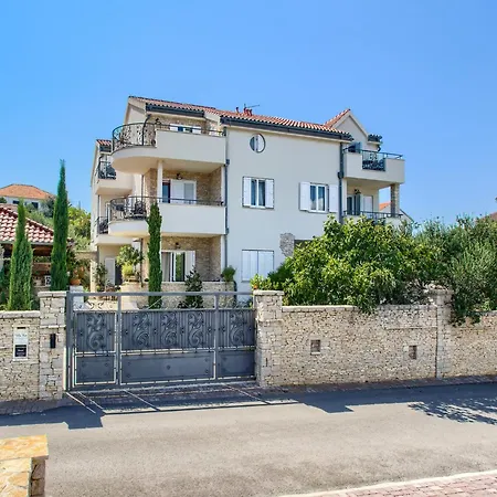 On With Pool And Jacuzzi Appartement Murter