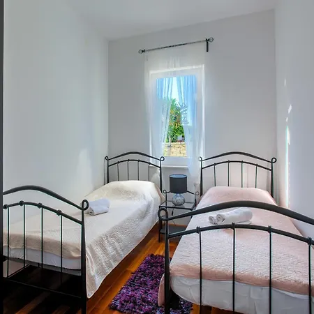 On With Pool And Jacuzzi Apartment