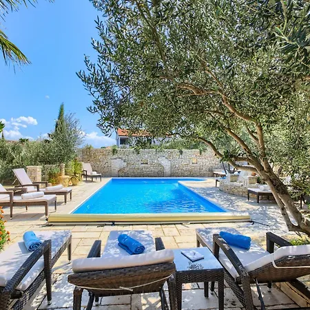 On With Pool And Jacuzzi Appartement Murter