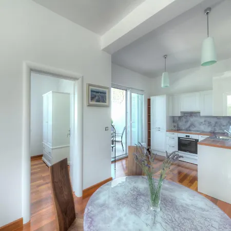 On With Pool And Jacuzzi * Murter