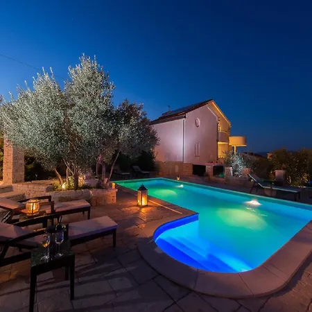 On With Pool And Jacuzzi *