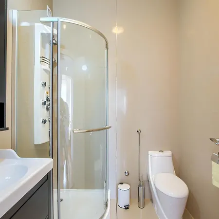 On With Pool And Jacuzzi Apartment