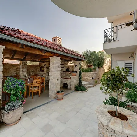 Apartment On With Pool And Jacuzzi Murter