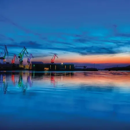 On With Pool And Jacuzzi * Murter