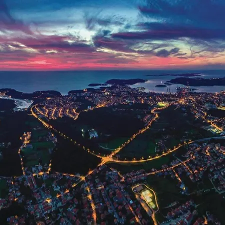 On With Pool And Jacuzzi *