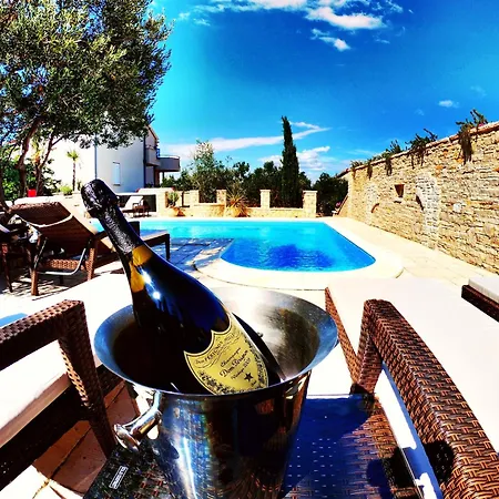 On With Pool And Jacuzzi Apartment